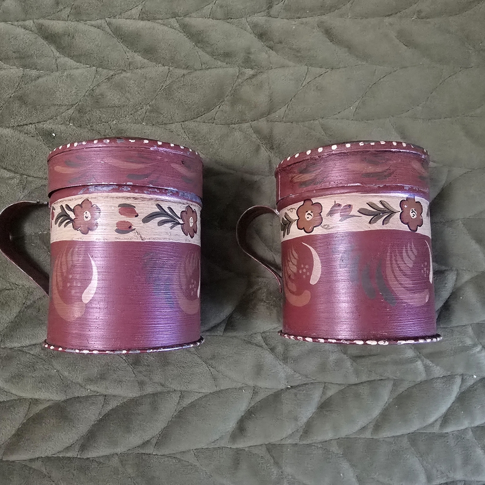 Rustic Red Metal Shakers - Picture 2 of 3